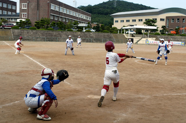 순천강남여고 소프트볼 선수와 친선경기